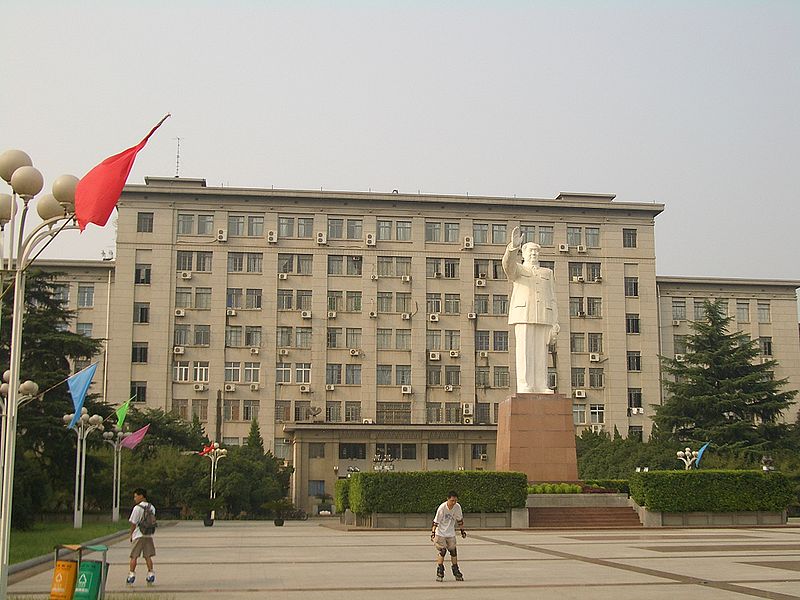 Gedung utama Huazhong University of Science and Technology